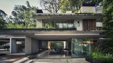 Bare Concrete Holiday House on Slope, Split-level Design With Roof Garden
