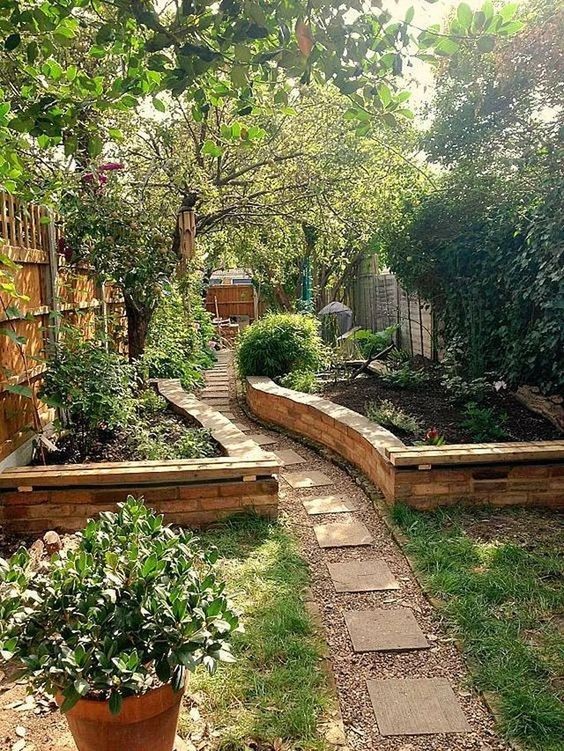 A small pathway in the middle of the garden